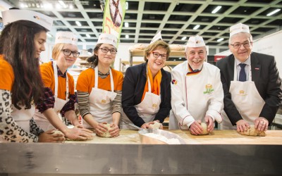 Große deutschlandweite Spendenaktion gestartet – Aktion „5.000 Brote – Konfis backen Brot für die Welt“ geht in neue Runde