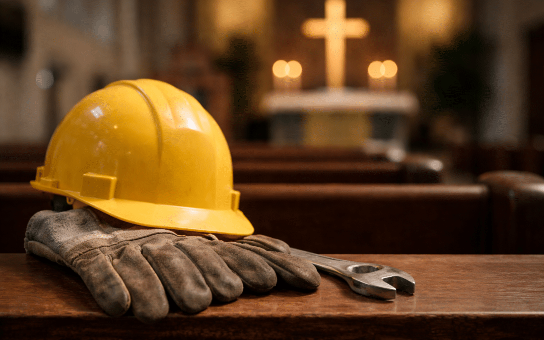 Schutzhelm, Arbeitshandschuhe und Schraubenschlüssel auf einer Kirchenbank, Kreuz im Hintergrund.